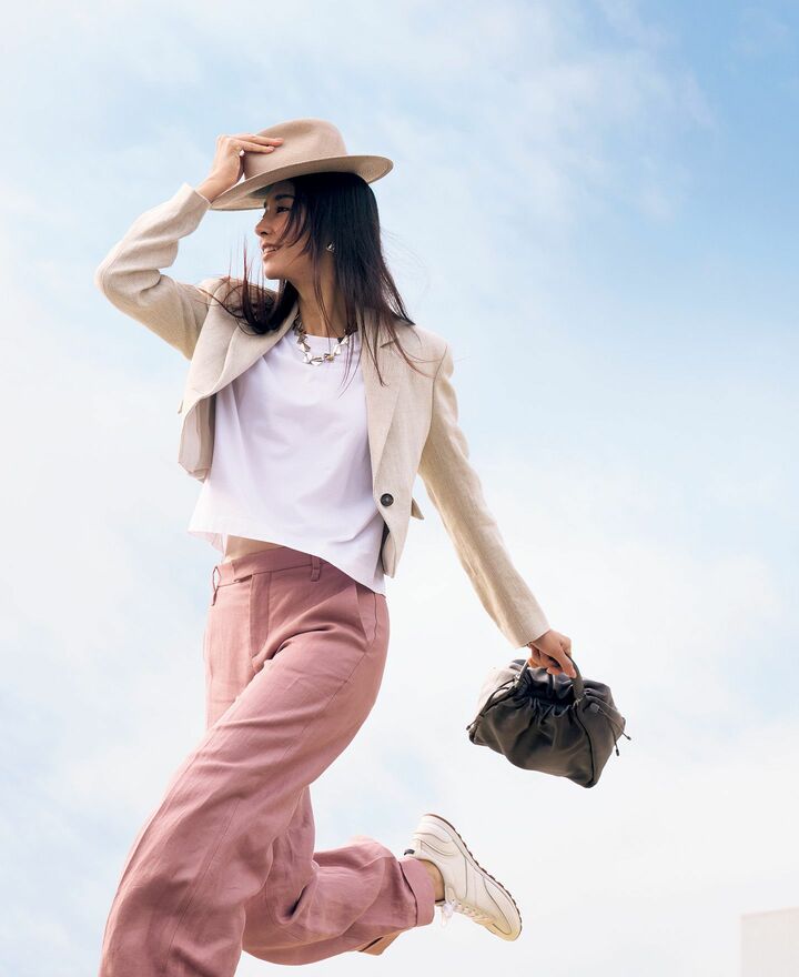 「ブルネロ クチネリ」のジャケットを着用したモデルの立野リカさん