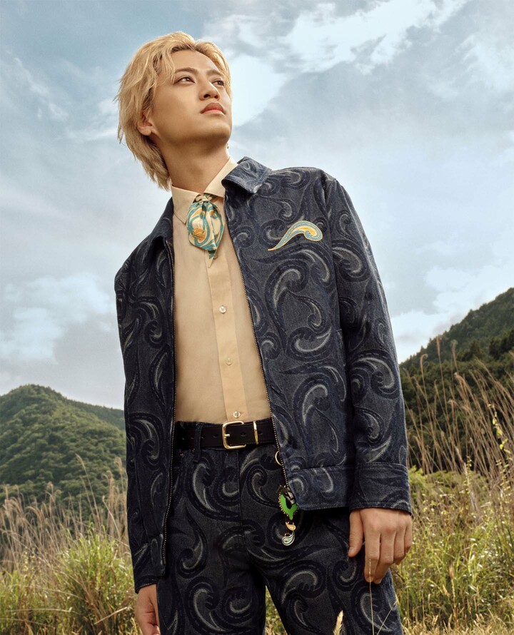 カプセルコレクション「ETRO perKaito Takahashi」のコレクションウエアを纏った高橋海人さん