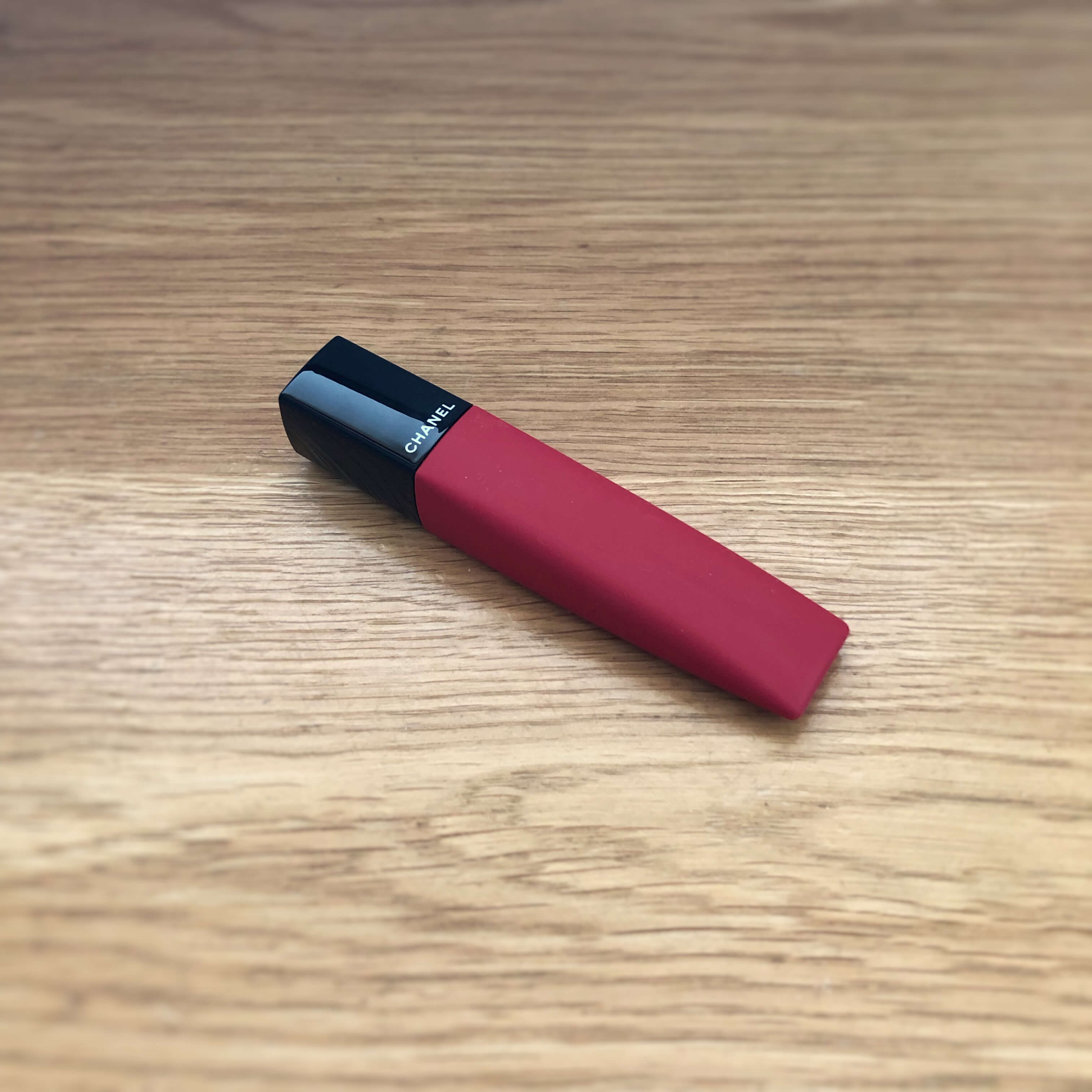 チューブ部分もマットなのがしゃれています。シャネル「ルージュ アリュール リクィッド パウダー」#956 アンヴァンシーヴル。