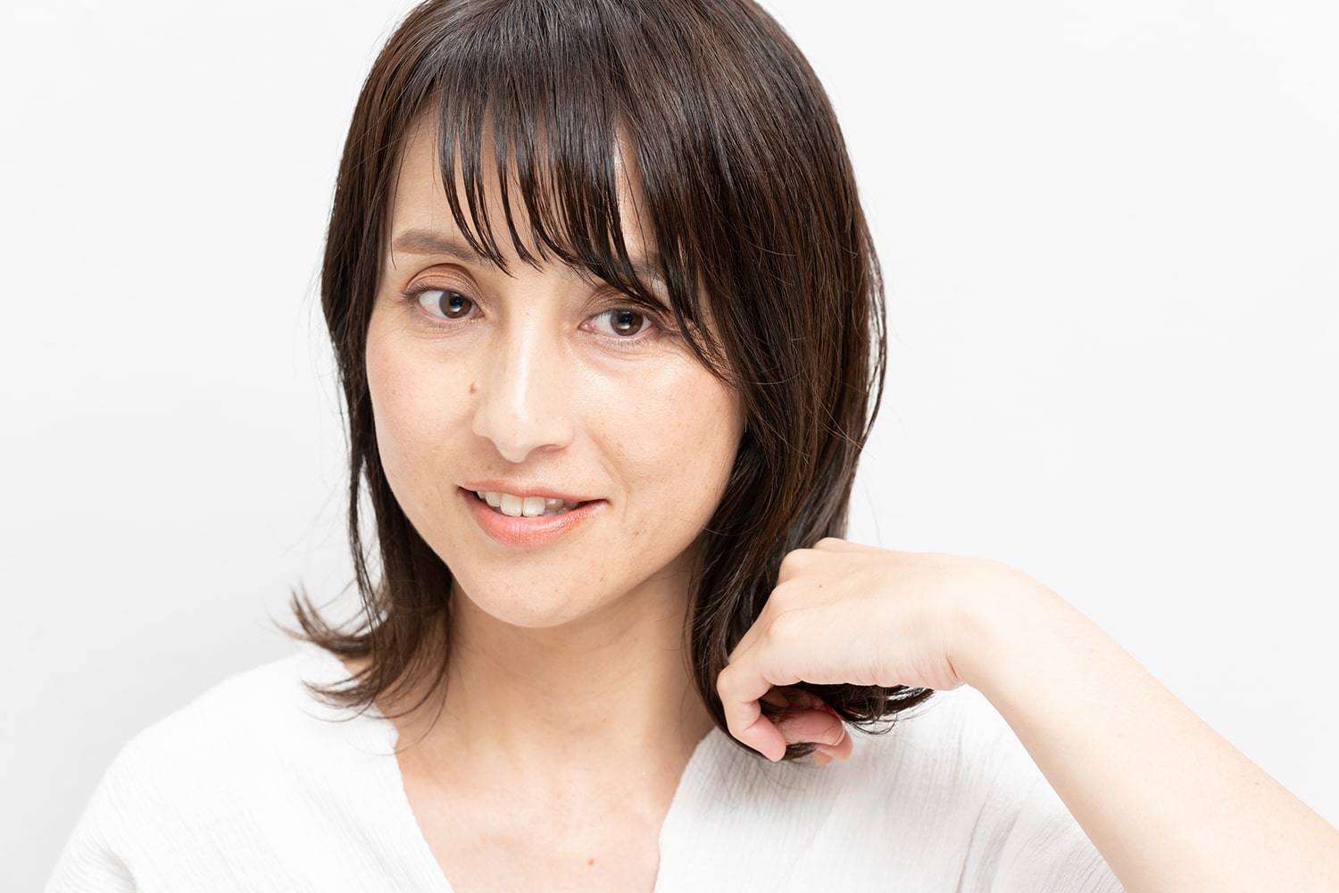 首のラインに沿わせるように形を整えながらオイルをなじませる。