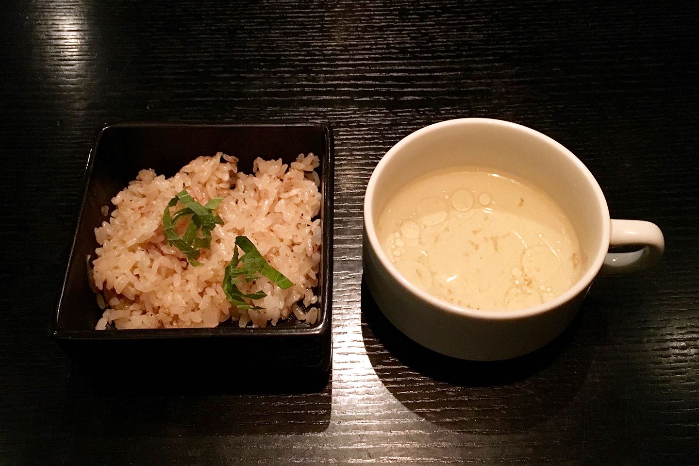 ご飯は、500円をプラスしてガーリックライスに。テールスープとともに充実した満足感を与えてくれます。