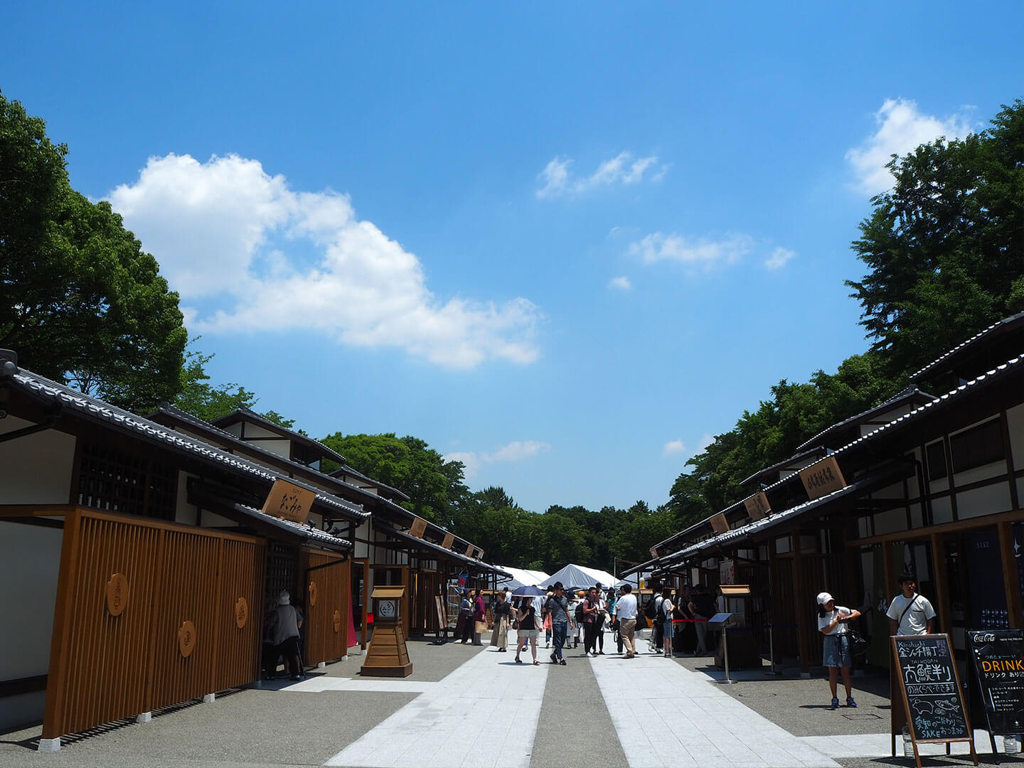 当時の城下町のようなレトロな街並みでつくられた「金シャチ横丁」