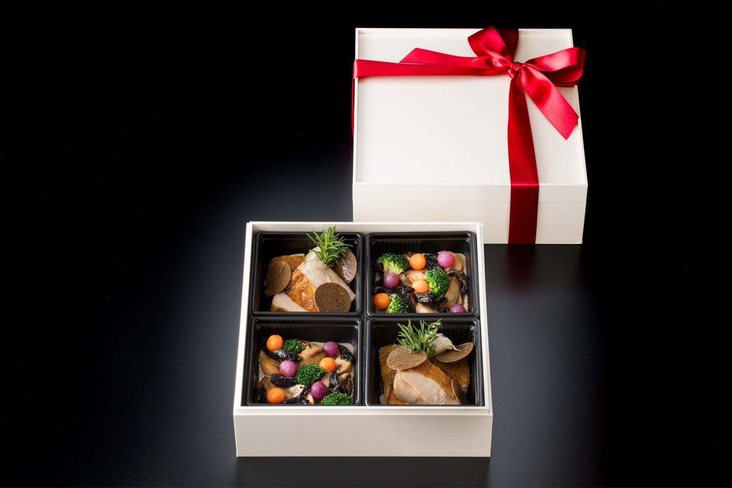 「フランス産若鶏のローストと茸のフリカッセを香り高い黒トリュフと共に」(パン付き)¥9,800 / 2名様用