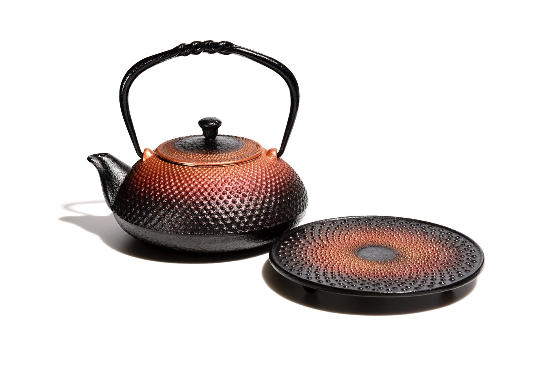 素材/本体: 鋳鉄、茶こし: ステンレス(金メッキ) サイズ/全長:注ぎ口を含む: 16cm 全高(持ち手を含む):15cm 鍋敷き直径:14cm 満水容量:約0.5L 重量/鉄瓶 本体kg ¥19,800(税抜き価格)納期:1~2か月