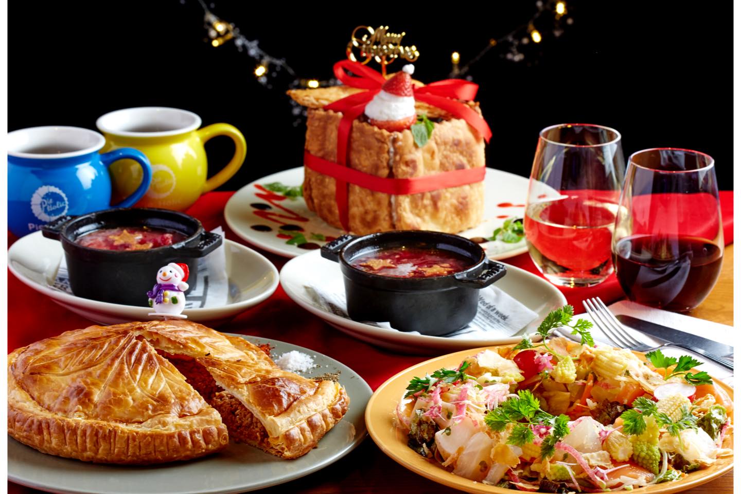 「クリスマスペアディナーコース」ペア料金¥8,500(税抜)/写真左下 黒毛和牛ミートパイ(1ホール)¥4,000(税抜)