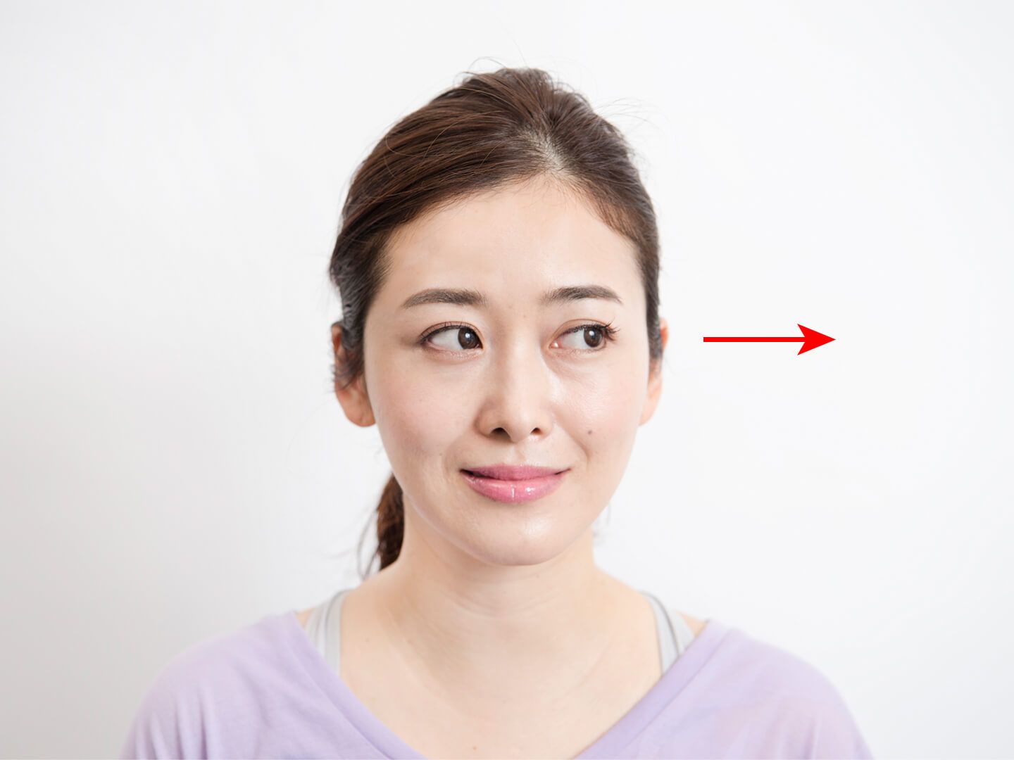 左方向に目を動かしている女性