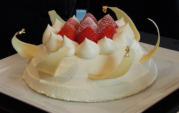 「ストロベリーショートケーキ」直径12cm×H8.5cm¥4,000/直径15cm×H8.5cm¥5,000(それぞれ税抜)