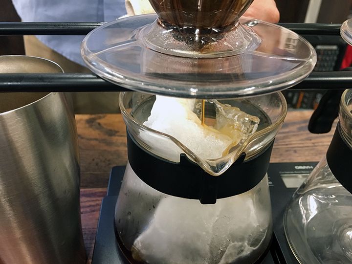 アイスコーヒーは抽出したコーヒーを直接、氷に当てて、冷やし、抽出後はその氷を捨て、新しい氷を投入。そうすることで水くさくならず、おいしいアイスコーヒーが出来上がるそう。