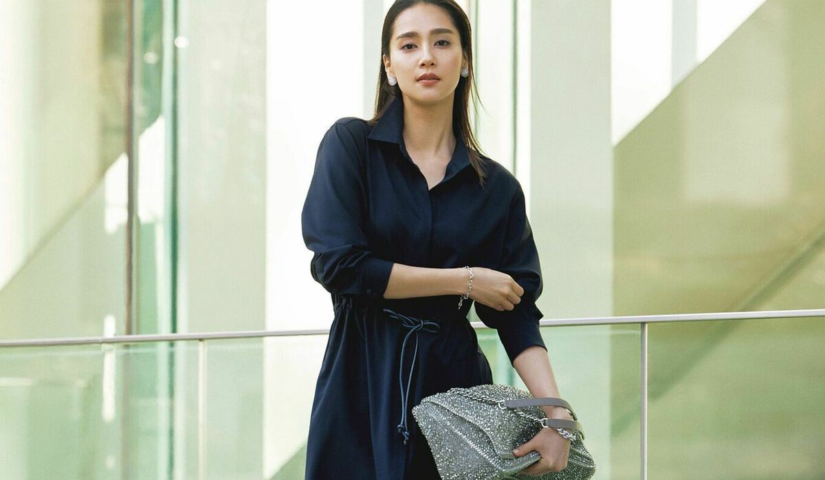 マックスマーラ」のミッドナイトブルーワンピースで知的な着こなしに