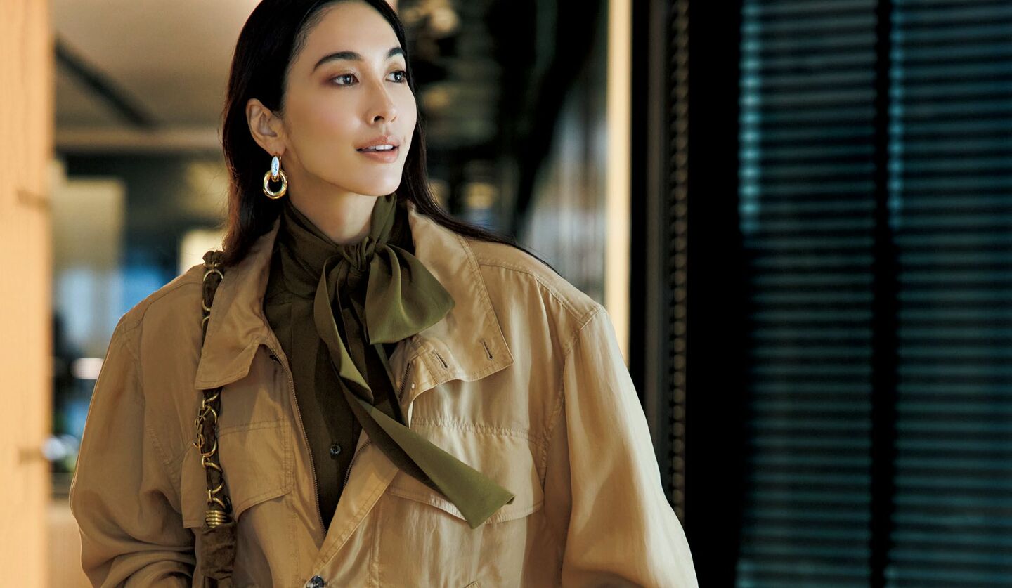 「サンローラン バイ アンソニー・ヴァカレロ」のウエアを着用したモデルの立野リカさん