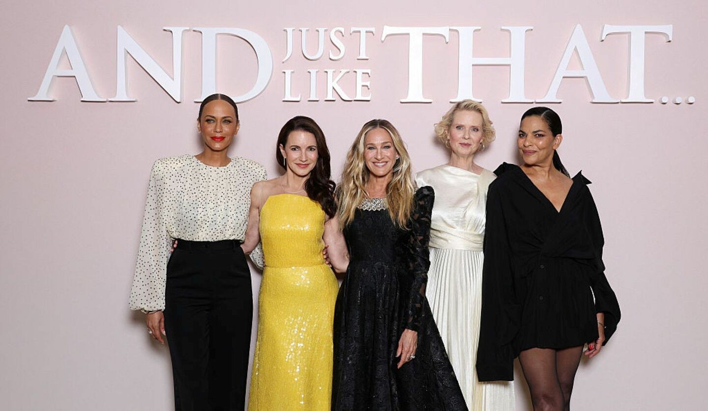 ドラマAJLTの登場人物が登壇している　欧米人中年女性5人が並んでいる　欧米人女優たちが並んでいる