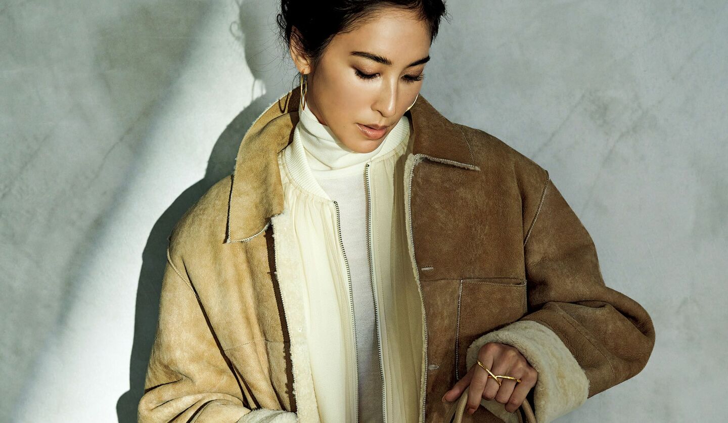 「オーラリー」のムートンボアブルゾンに「エストネーション」のオーガンジージレを着用したモデルの立野リカさん