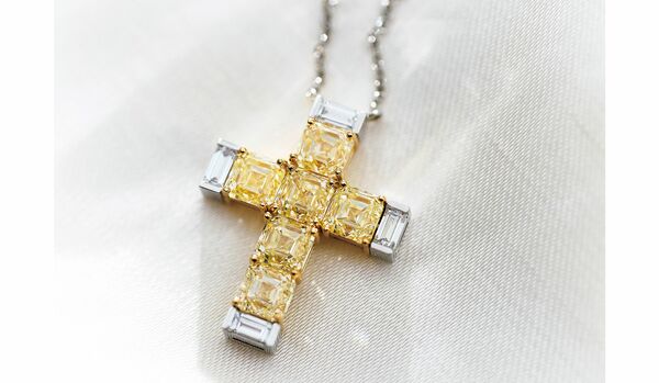 優しい彩りのなかにも凛とした強さを宿す「ハリー・ウィンストン」のクロスペンダント｜ジュエリーを纏うことの喜びを教えてくれる