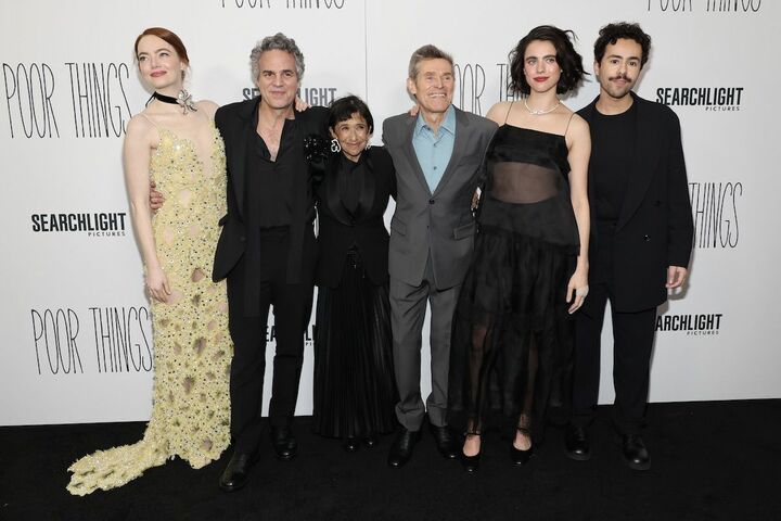 左から共演のエマ・ストーン、マーク・ラファロ、キャサリン・ハンター、ウィレム・デフォー、ラミー・ユセフ。