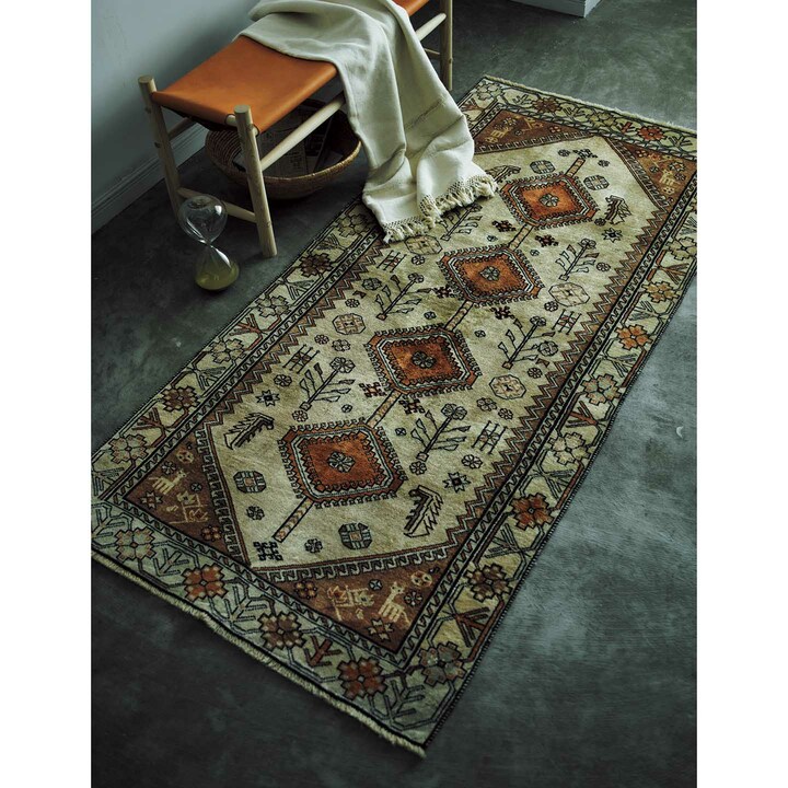 シラーズ トライバルラグ￥170,000【長さ236×幅110cm】（レイアウト）、ベンチ￥180,000（リビング・モティーフ〈ジェディゴ〉）、ブランケット￥30,000（ボンシック マロック）、ドゴンバスケット￥10,000（マンゴロベ）、砂時計￥6,000（リビング・モティーフ〈ポルスポッテン〉）　［Precious2019年8月号243ページ］