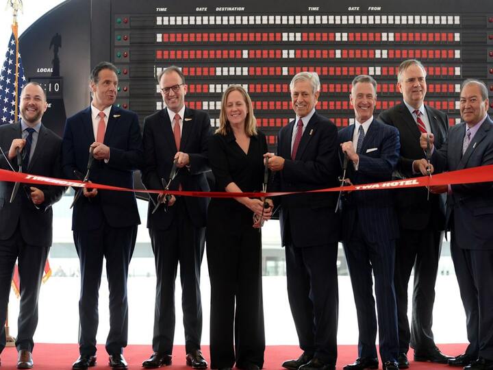 ニューヨーク州知事のアンドリュー・クォモは左から2番目