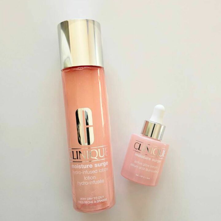 左／クリニーク モイスチャー サージ ハイドロ ローション 200ml ￥7,040　右／クリニーク モイスチャー サージ グロウ リファイン セラム 30ml ￥6,060（一部店舗で先行発売中／12月5日全国発売）【医薬部外品】