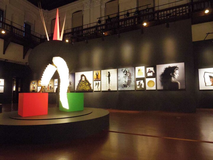 77歳の現在も、多くの人々を引きつけてやまない稀代のクリエイター、ジャン＝ポール・グードの展覧会は、京都文化博物館、別館で行われている。