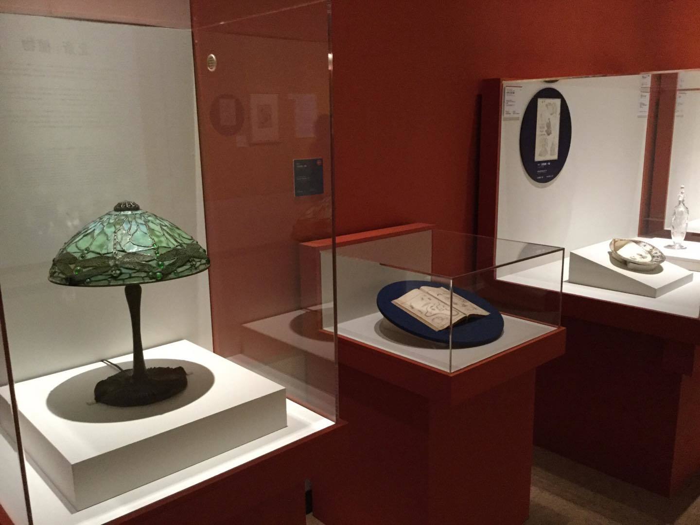 「北斎とジャポニスム」展に出展されている、ルイス・コンフォート・ティファニーのランプ。1900年~1910年頃のもの。トンボのモチーフが印象的。北斎の影響が、ここにも見てとれる