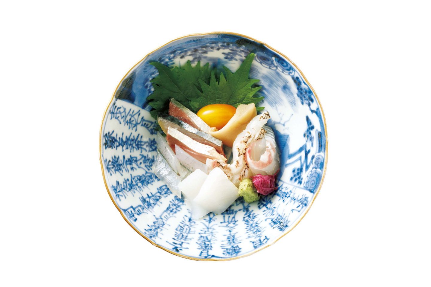 「お造り盛り合わせ」¥1,112。モンゴウイカ、〆サバ、サヨリ。真鯛は切り込みを入れてから皮目を炙った松皮造りと昆布〆とを1枚ずつ。