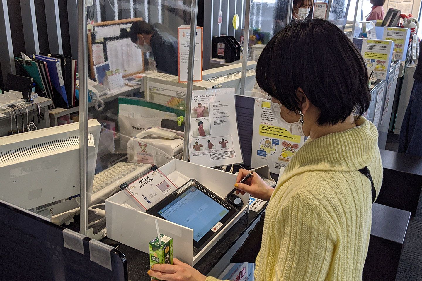 タブレットで海外の滞在歴や既往症、薬の服用などさまざまな項目をチェック