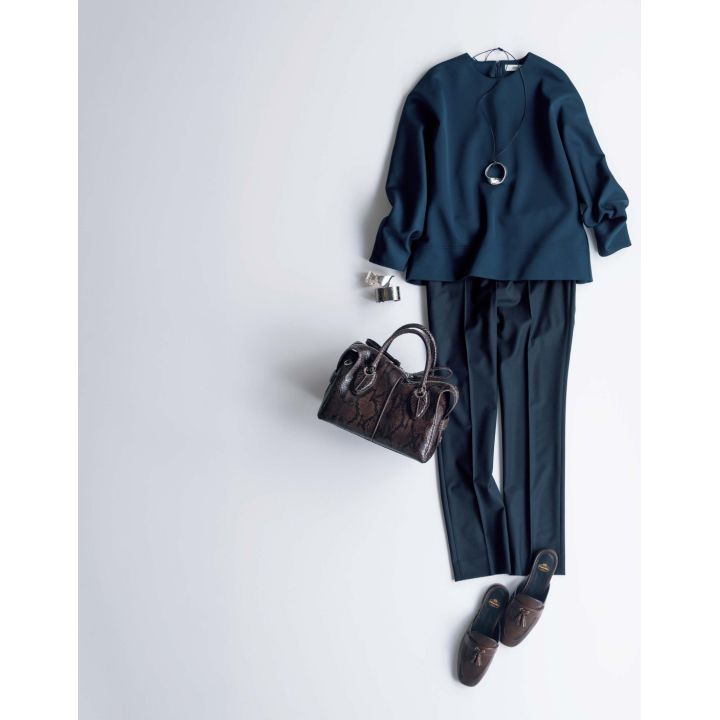 パンツ(オールウェイズ〈NUMBER M〉)、トップス(ebure〈ebure〉)、ペンダント・バングル(ブランイリスエストネーション六本木ヒルズ店)、バッグ(トッズ・ジャパン)、靴(チャーチ 表参道店) 撮影/佐藤 彩 BY:『Precious6月号』小学館、2019年