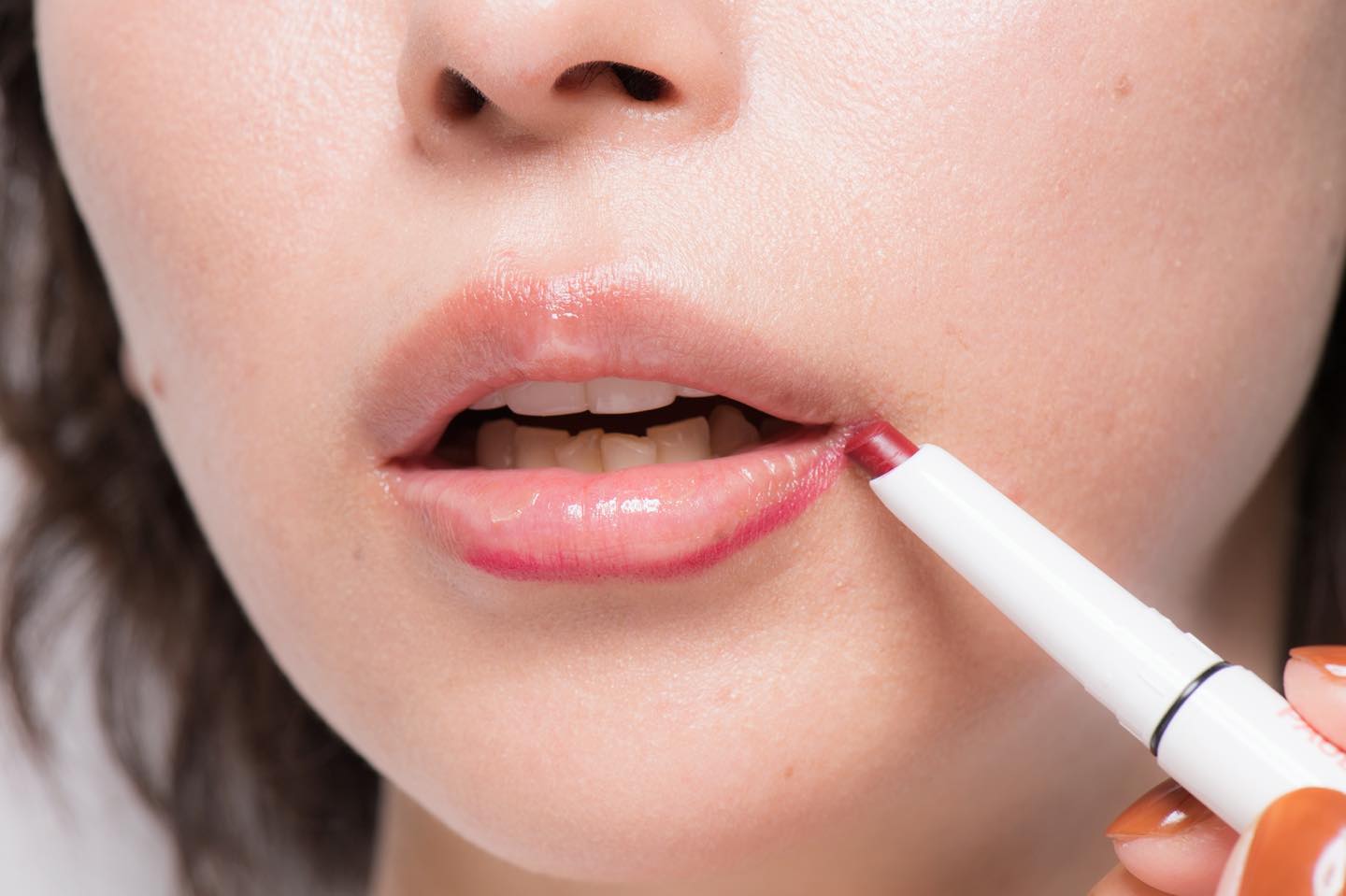 リップラインとして使用するときは、角を使うときれいなラインが引ける。