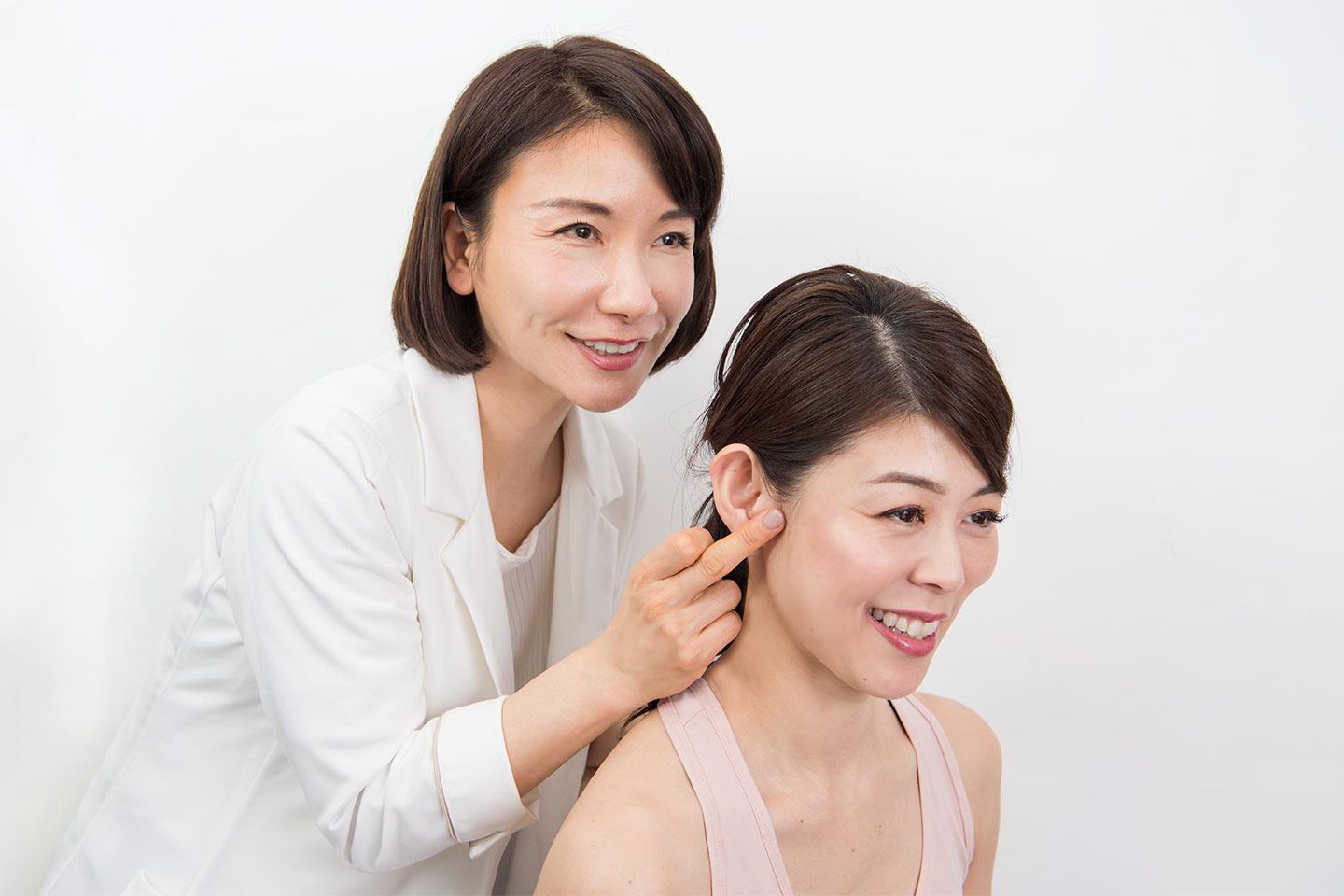 たるみが定着する前に、耳周りのマッサージを。