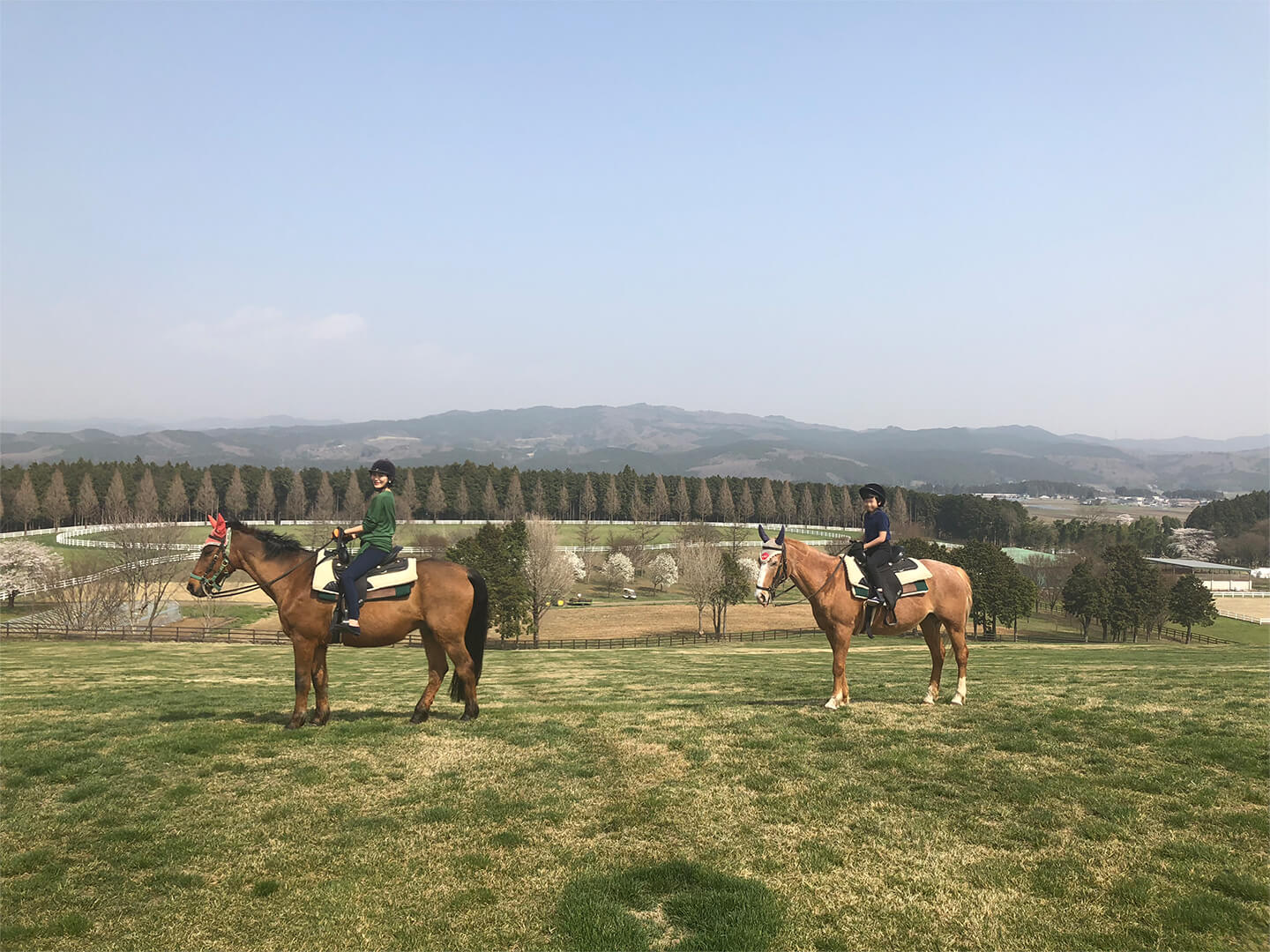 乗馬を楽しむ白澤親子