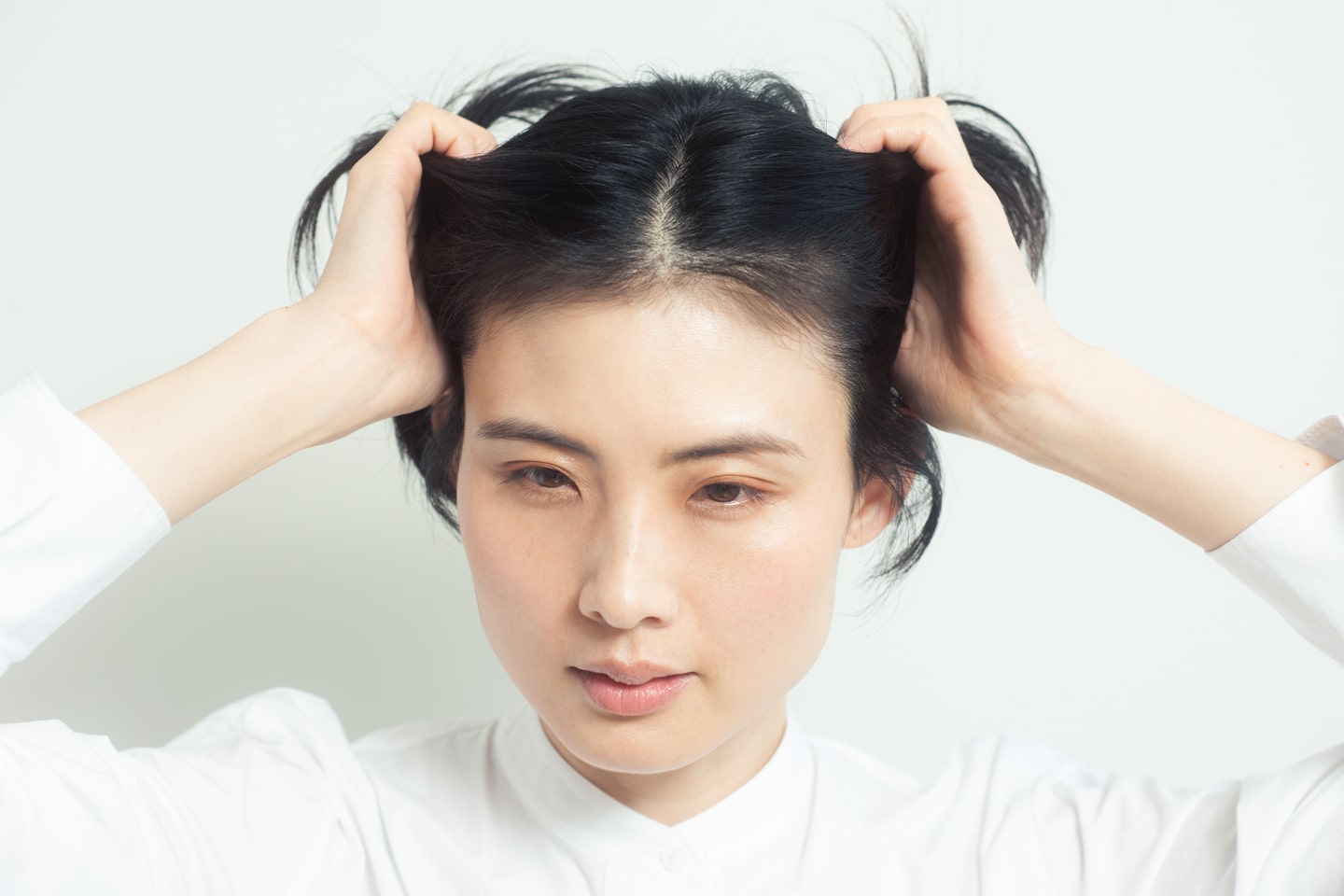 O-WAY シャビィマッドを使用。ワックスを手のひらにのばし、中間から毛先を中心になじませて整える。