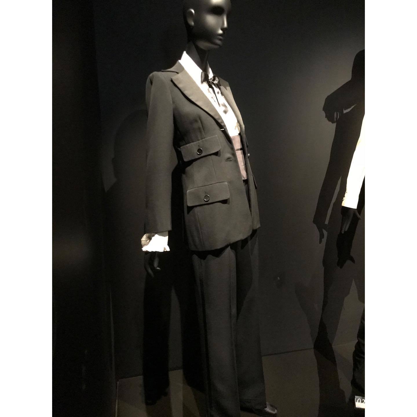 タキシード・ルック。好評を博し、発展系としてドレスも登場しました。