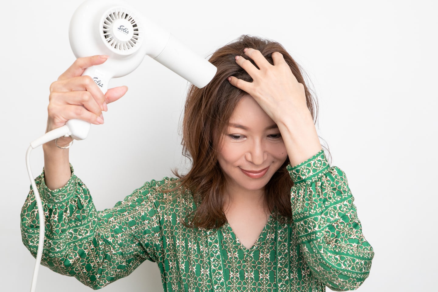 根本を立たせるように地肌をこすりながらドライする。