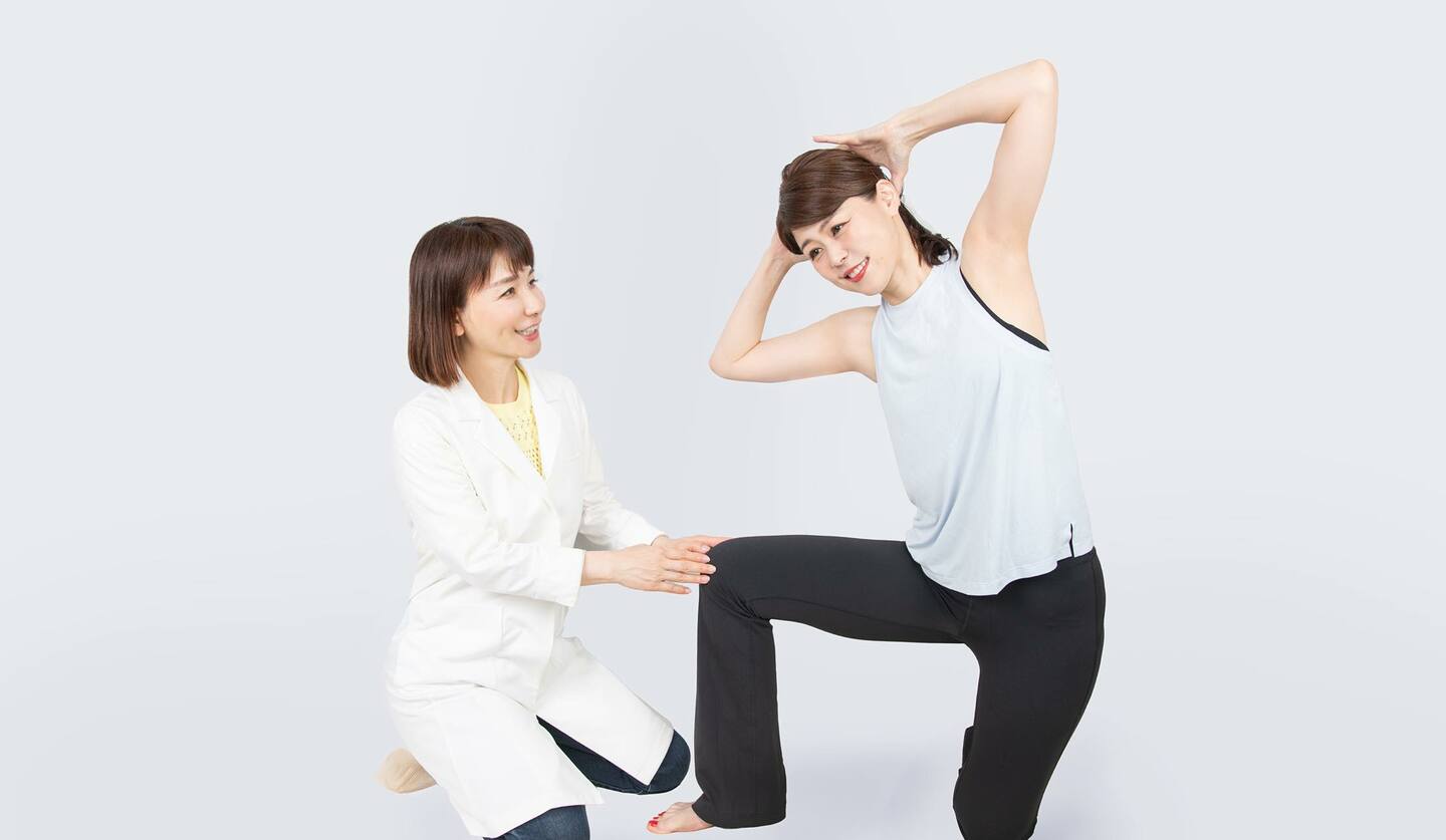 二人の女性　トレーニングの指導をしている