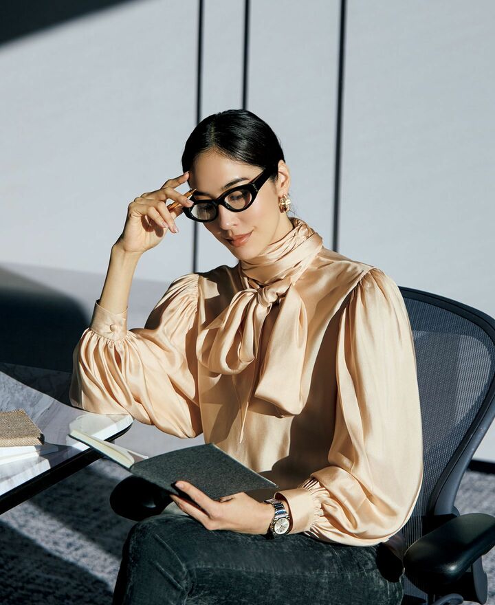 グッチのブラウスを着用したモデルの立野リカさん