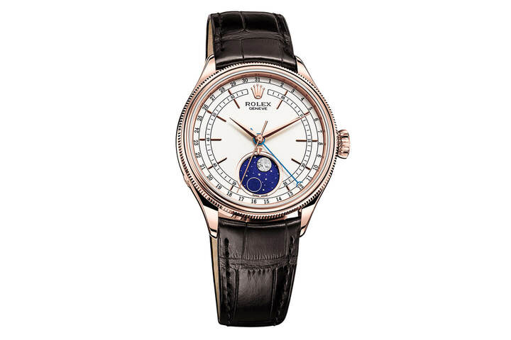 選ぶなら、例えばこんなラグジュアリーな1本…。月の満ち欠けのほか、先端が三日月モチーフになったセンター針で、日付も表示。ロレックス チェリーニ ムーンフェイズ￥2,754,000（税込）[18ct エバーローズゴールド製、ケース径39mm、自動巻]（ロレックス）