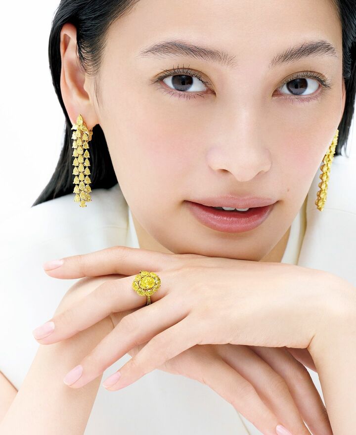 「グラフ」のイエローダイヤモンドのイヤリングとリングを着用したモデルの大政 絢さん
