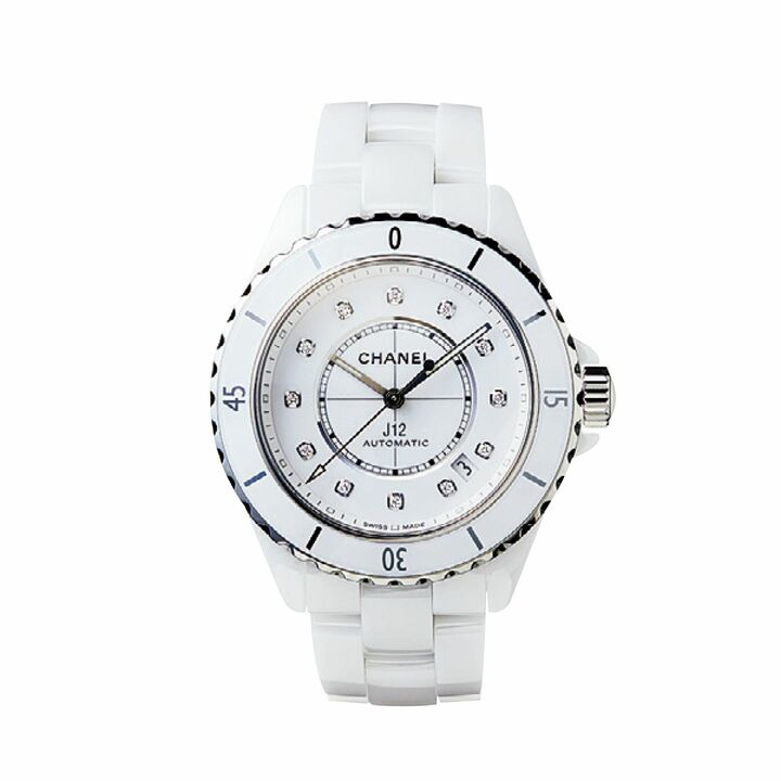 時計「J12」￥775,000　●ケース：高耐性セラミック　●ケース径：38mm　●ブレスレット：高耐性セラミック　●自動巻き（シャネル）　［Precious2019年7月号187ページ］