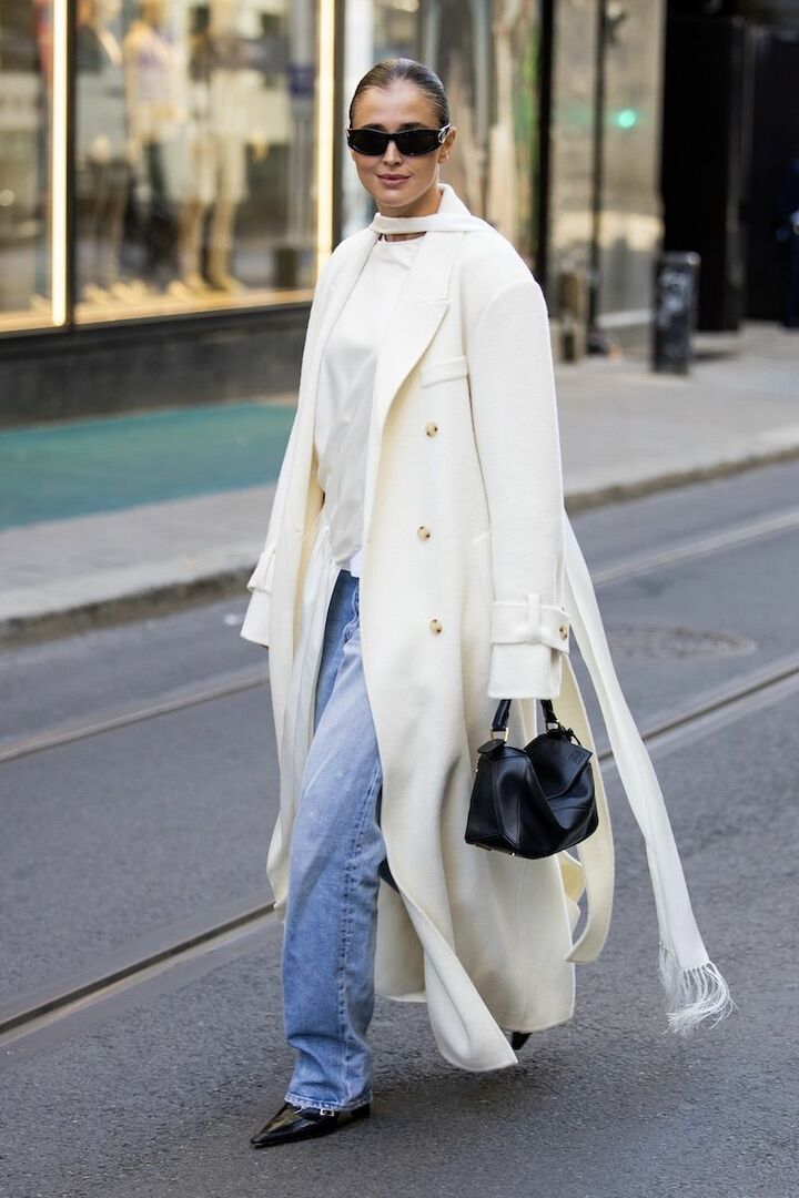 まるでコートのデザインの一部のような、トップスとスカーフのセレクトが素敵。