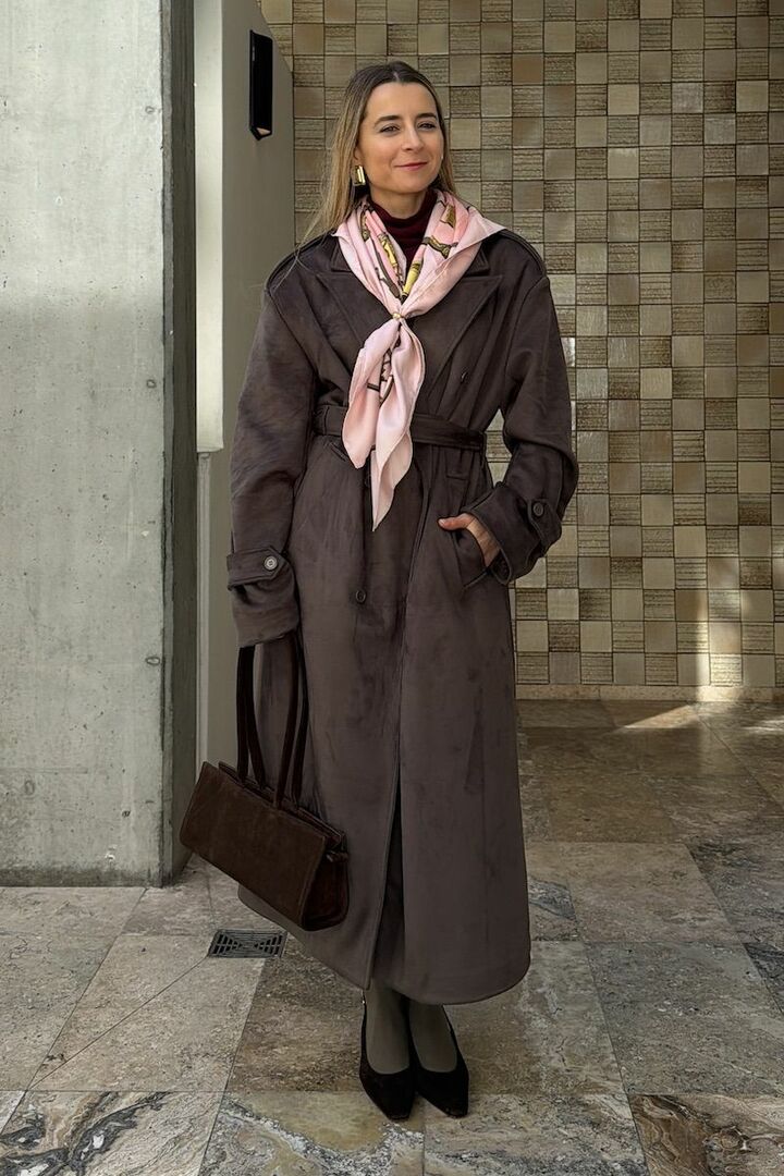きゅっと結んだスカーフとコートでメリハリを形成。