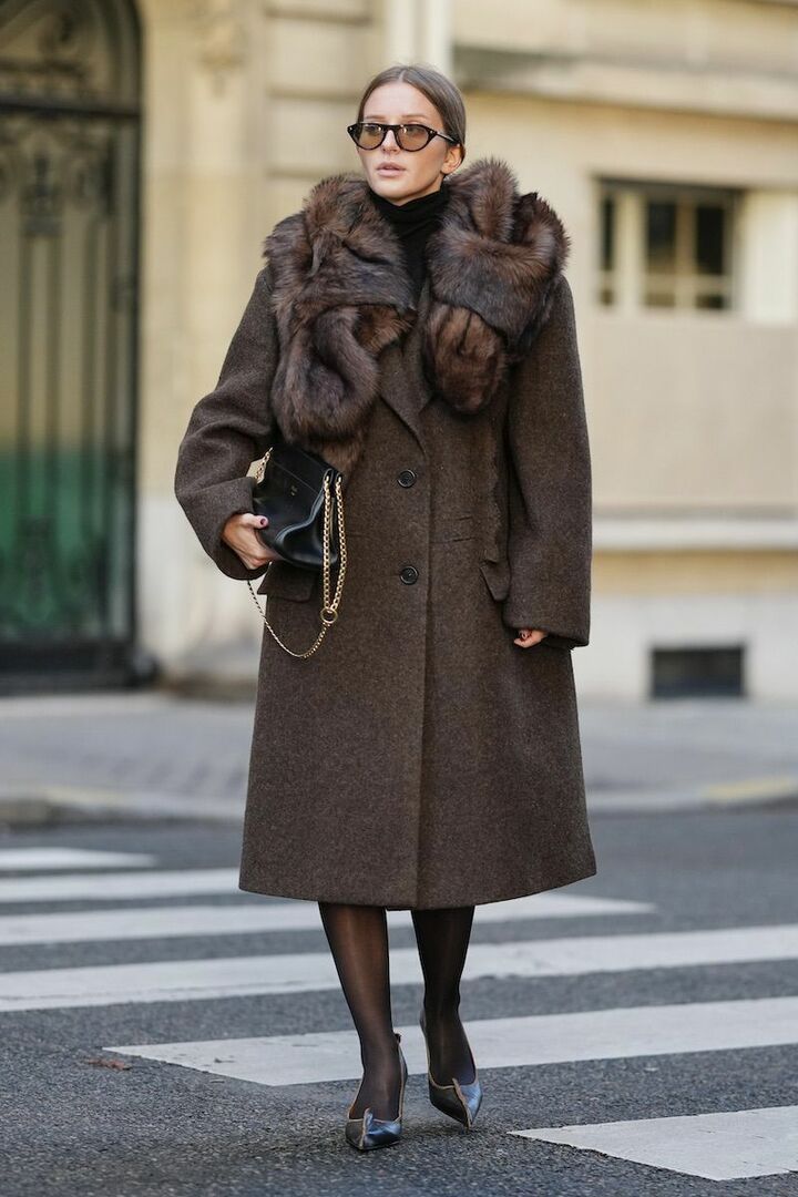 抱えて持ったバッグとキャットアイのサングラスがこなれ感を漂わせます。