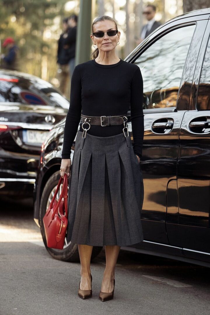 ダークカラーのなかで、鮮烈な赤バッグが映えモダンさが倍増。