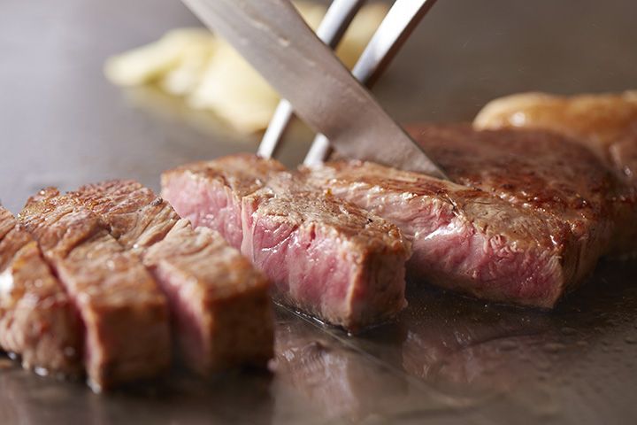 「日本料理 雲海」でいただける「鉄板焼き『万座』コース」はぜひ味わいたい