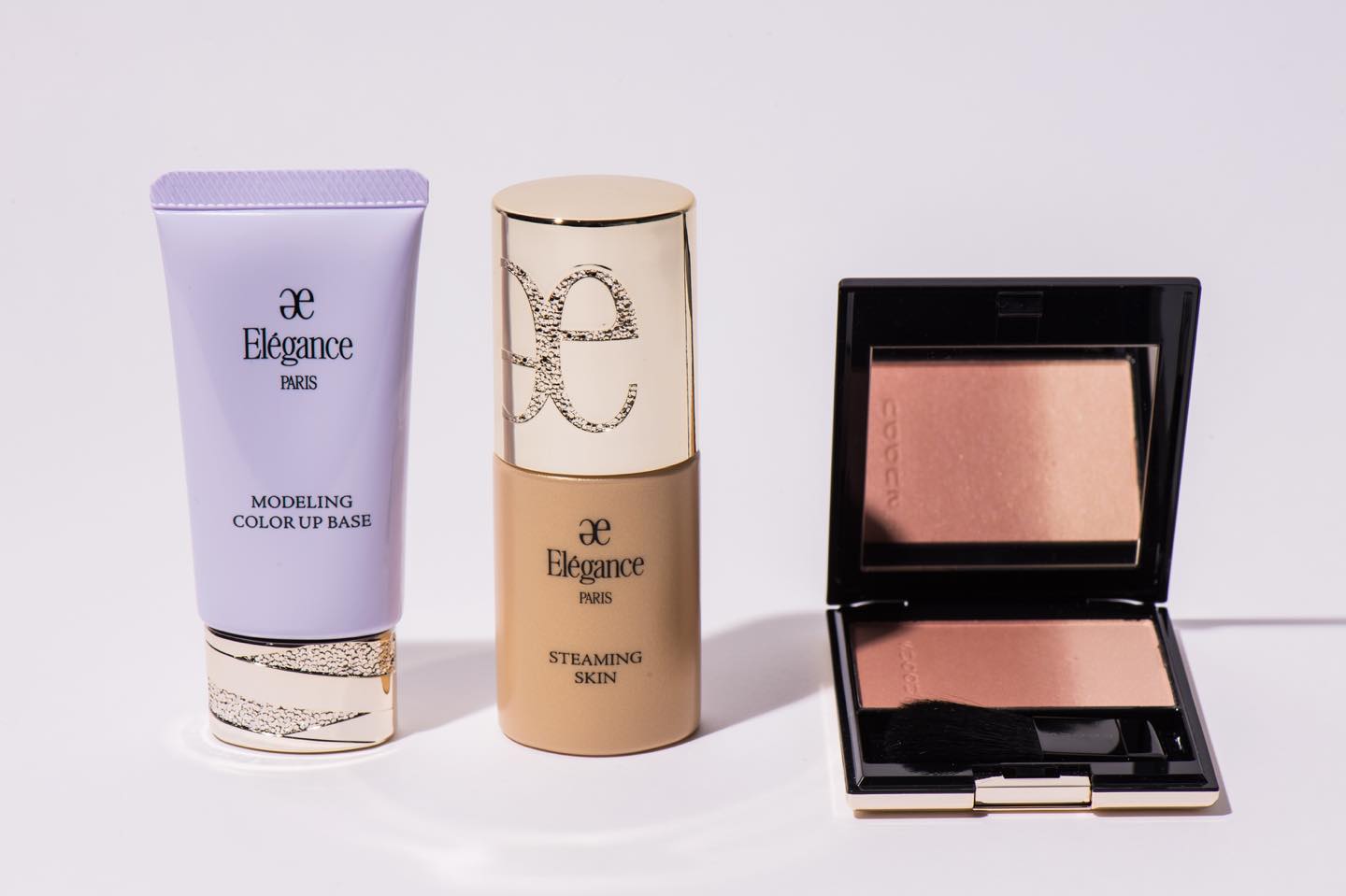 左から/エレガンス モデリング カラーアップ ベース LV600 SPF25/PA++ 30g ¥4,500、エレガンス スティーミング スキン NA202 SPF23/PA++ 30ml ¥6,000、SUQQU ピュア カラー ブラッシュ 09 ¥5,500