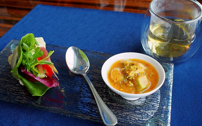 コンラッド東京・チャイナブルー、」KUSUMI TEA(クスミティー)とコラボした「美麗(びれい)ランチメニューの夏野菜のお揚げピタ