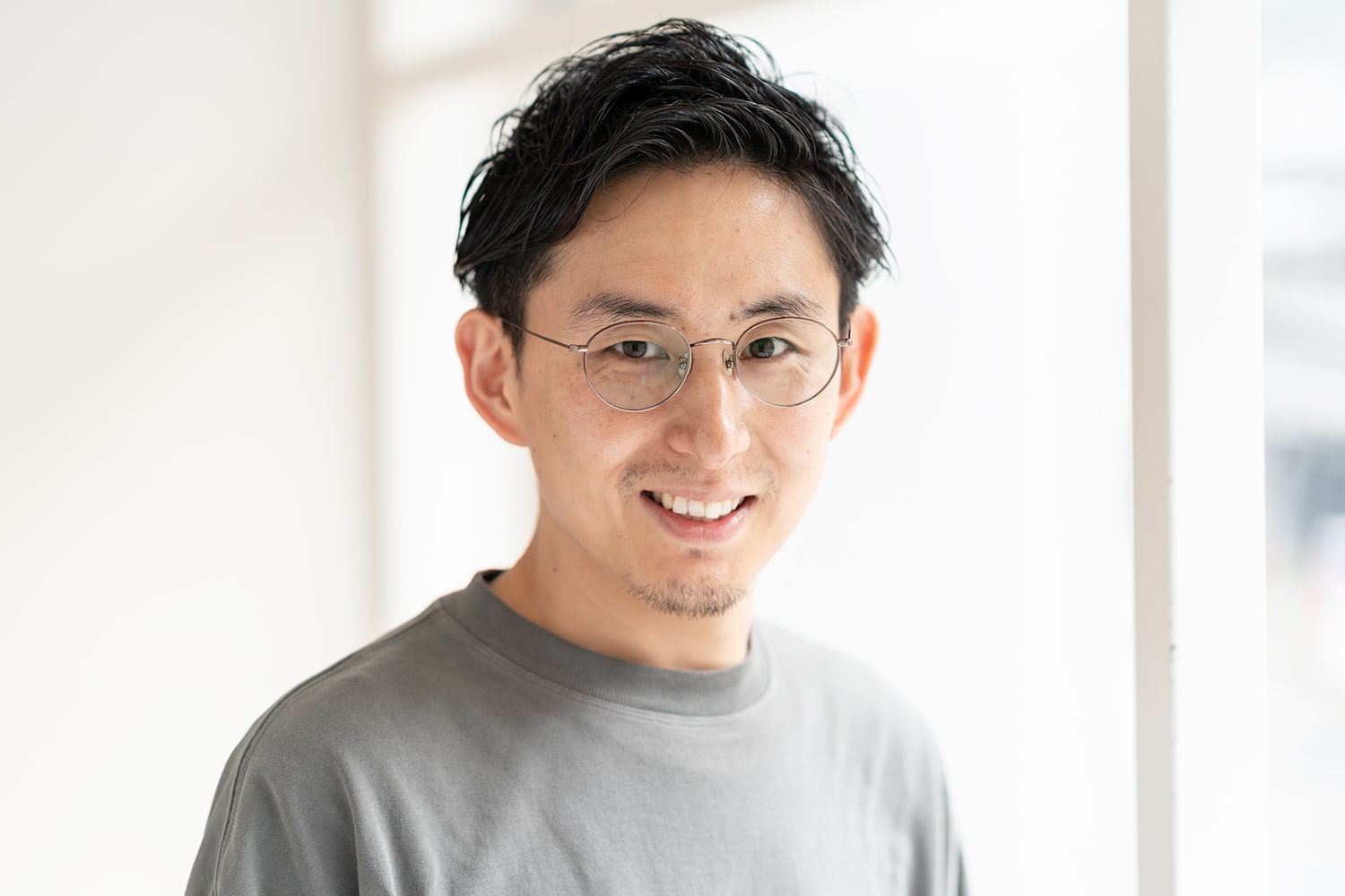 apish AOYAMA ディレクター・嶋根寛明さん。サロンの明るく楽しい雰囲気を大切にしているとか。「スタッフとのコミュニケーションを欠かさないようにしています」
