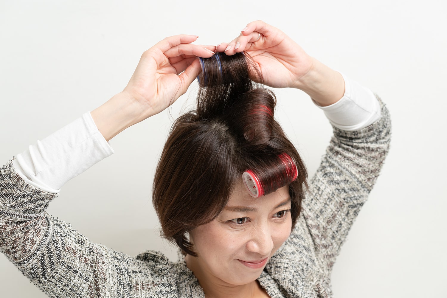 前髪は内巻きに、後頭部は外向きにカーラーで巻く。毛先から巻くときは、毛束を頭皮に対して90度に持ち上げ、根元を立たせること。