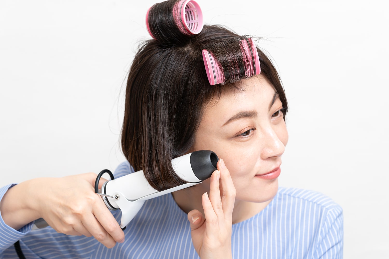 コテは32mmを使用。毛束は多めに取るとまとまりとツヤが出る。巻き終わったら前髪とトップのカーラーをオフ。