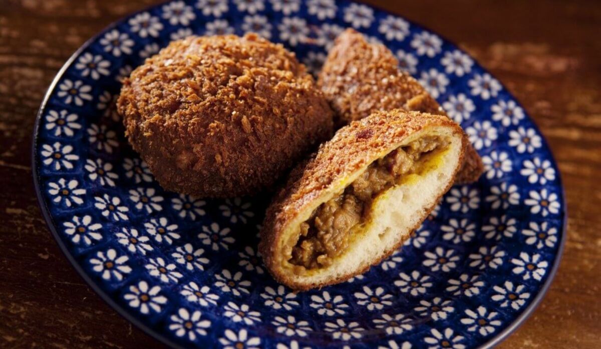 1日2000個売れるカレーパン！行列のできるカレーパン専門店