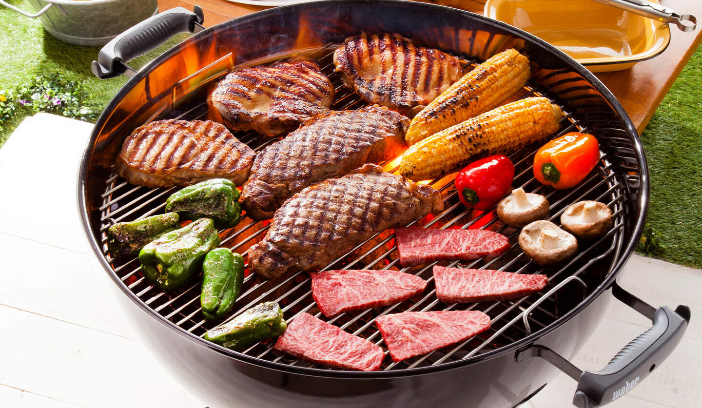 鍋の上に肉や野菜が載っている写真