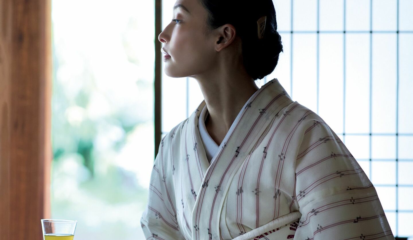 「田園調布 秀や」夏紬琉球の着物を着用した大政 絢さん
